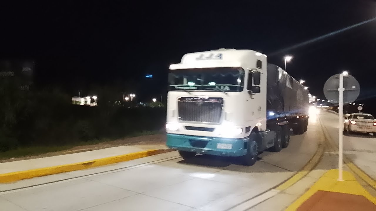 Noche en la RUTA 8 captando hermosos CAMIONES (🇧🇷 🇺🇾) Treinta y tres - URUGUAY.