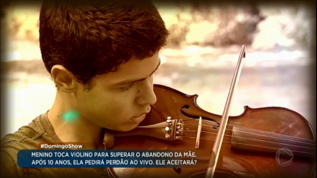 Jovem toca violino para superar a dor de ter sido abandonado pela mãe
