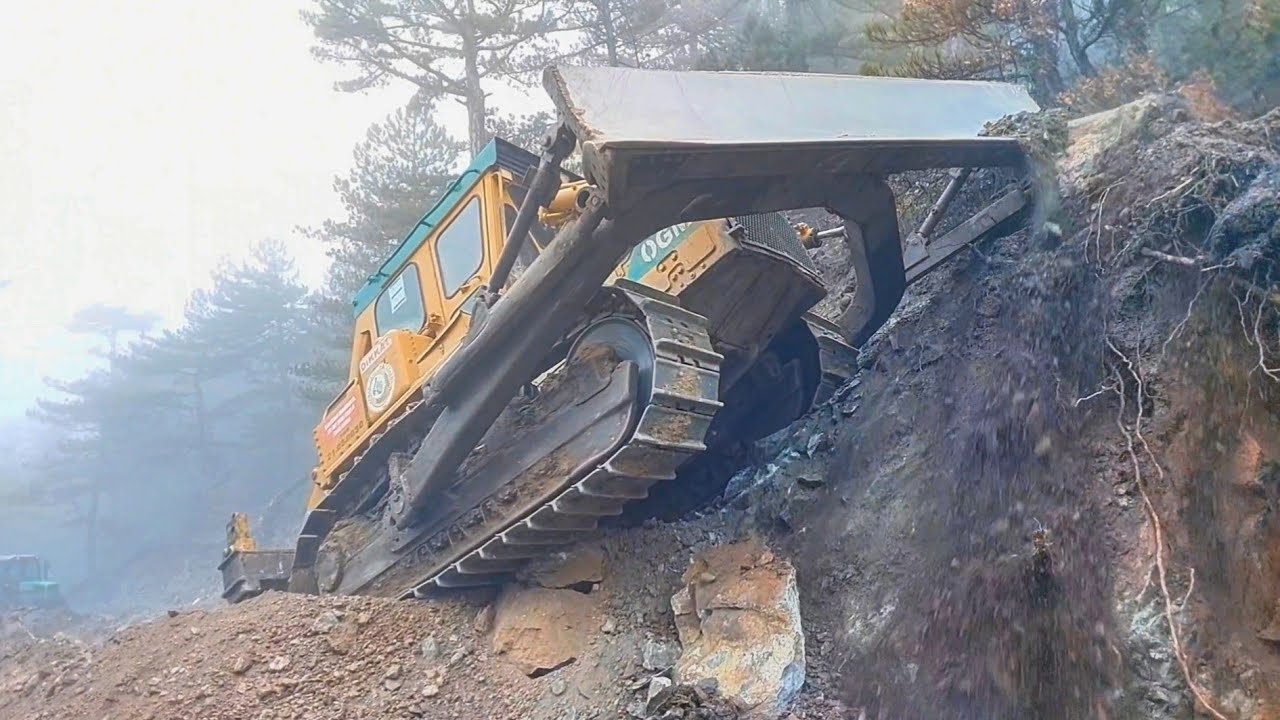 CAT D7 DOZER KAYALARLA DANS EDİYOR _dancing with rocks#keşfet #keşfetbeniöneçıkar