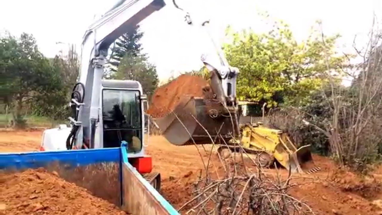 Excavación y carga de tierras con takeuchi Fr 175 de Excatrans Martínez