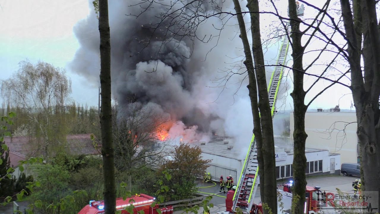 [GROSSBRAND IN HEILIGENHAUS] -| Lagerhalle im Vollbrand ~ Großeinsatz für 150 Einsatzkräfte |-