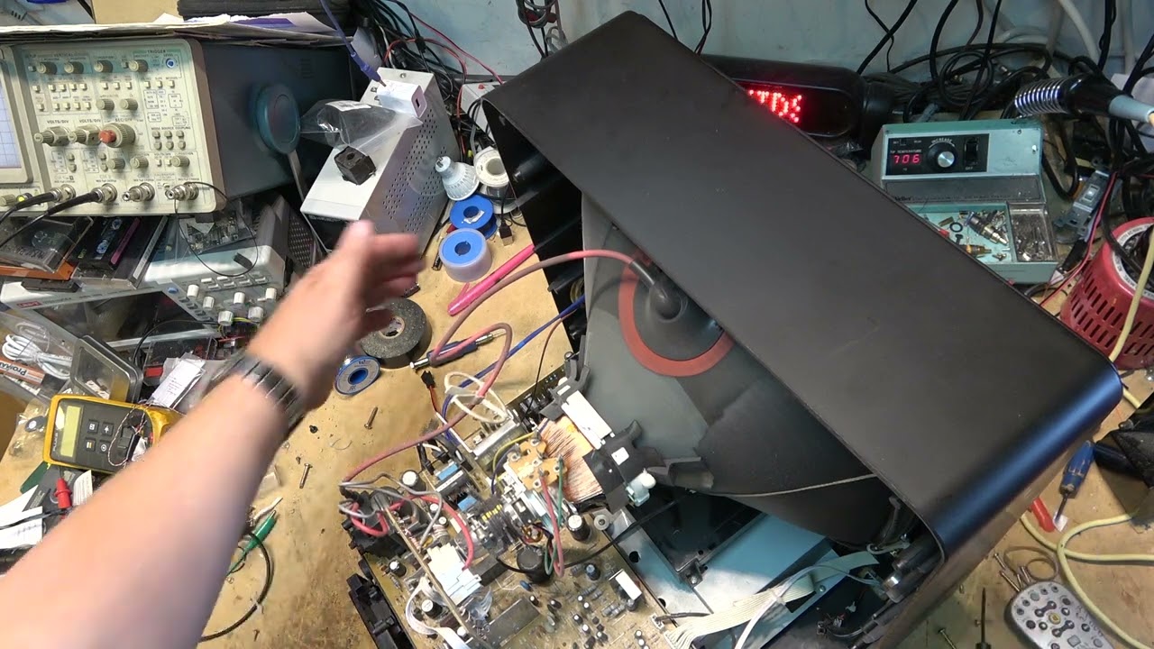 Diamond vision TV / VCR / DVD Combo Shuts off