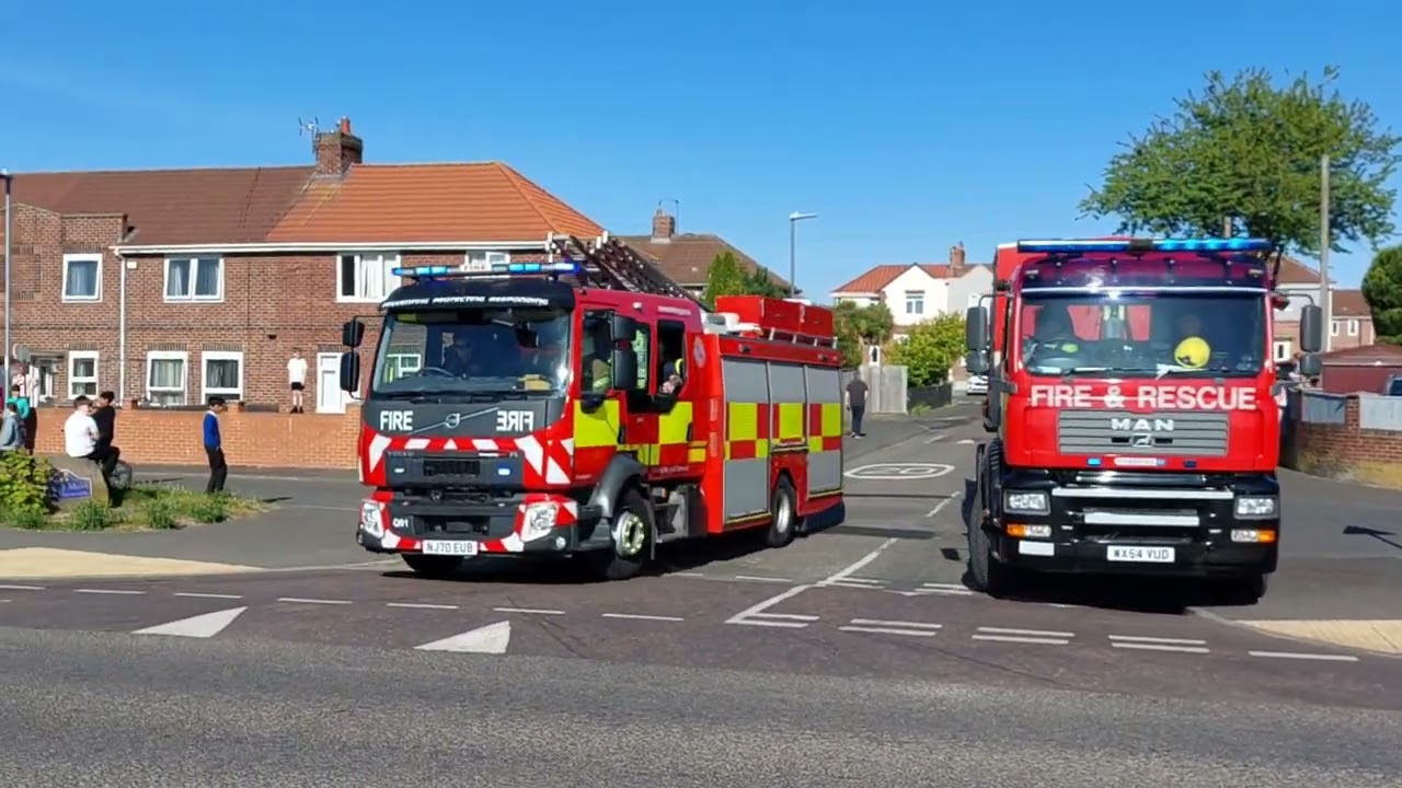 Tyne & Wear FRS:  HVP & ICU responding to a factory fire in Birtley Gateshead a few weeks ago. 🚒
