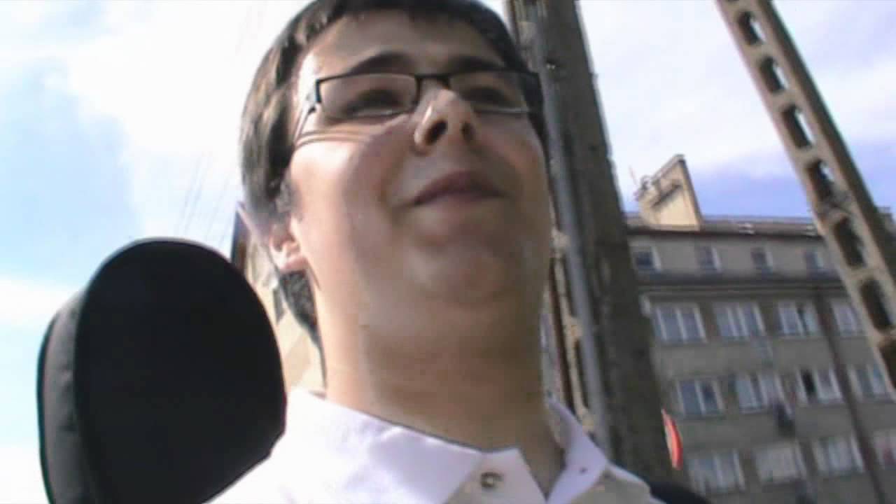 15 latek z kamerą