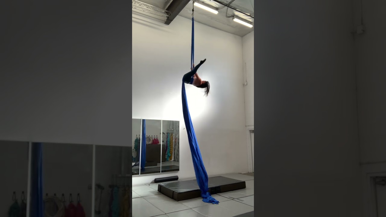Single knee tangle sequence wrapyourheadaroundsilks.com#silks #aerialist #aerialsilks #aerialists