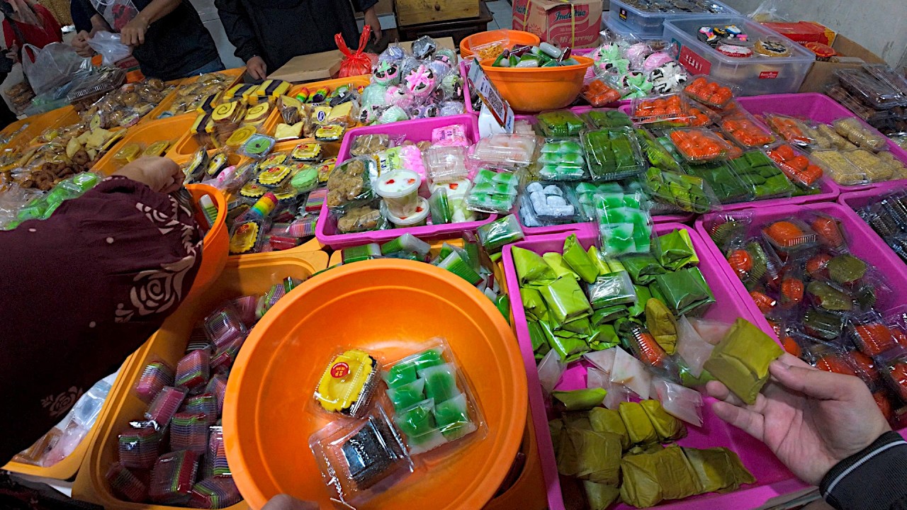 Breakfast under $3 with 16 Different Jajanan Pasar (Market Snacks) in Indonesia