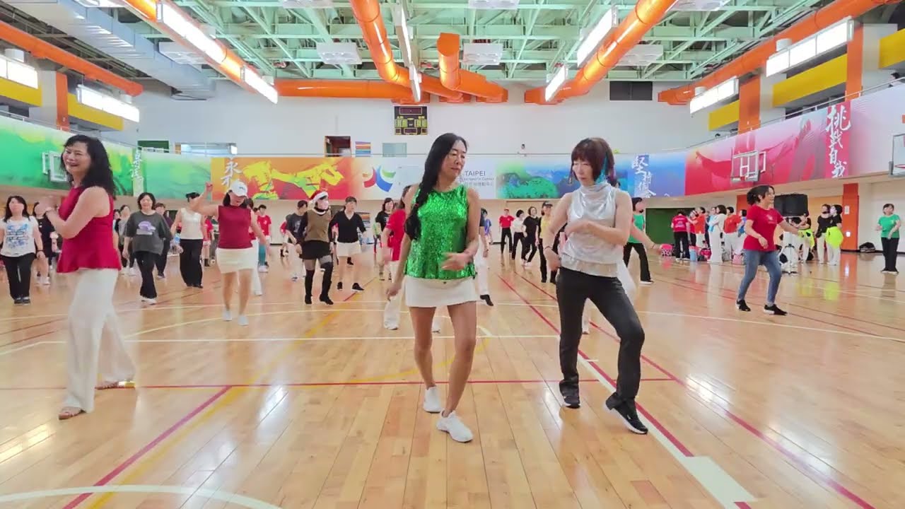 Sticks and Stones line dance at Fashion Liu's Christmas party:新潮Liu活力排舞銀色聖誕趴