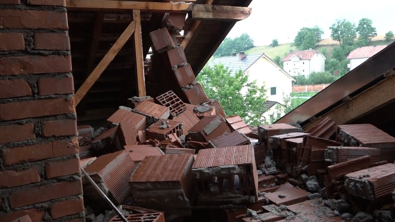 Peran: Stuhia i'a rrëzon kulmin e shtëpisë