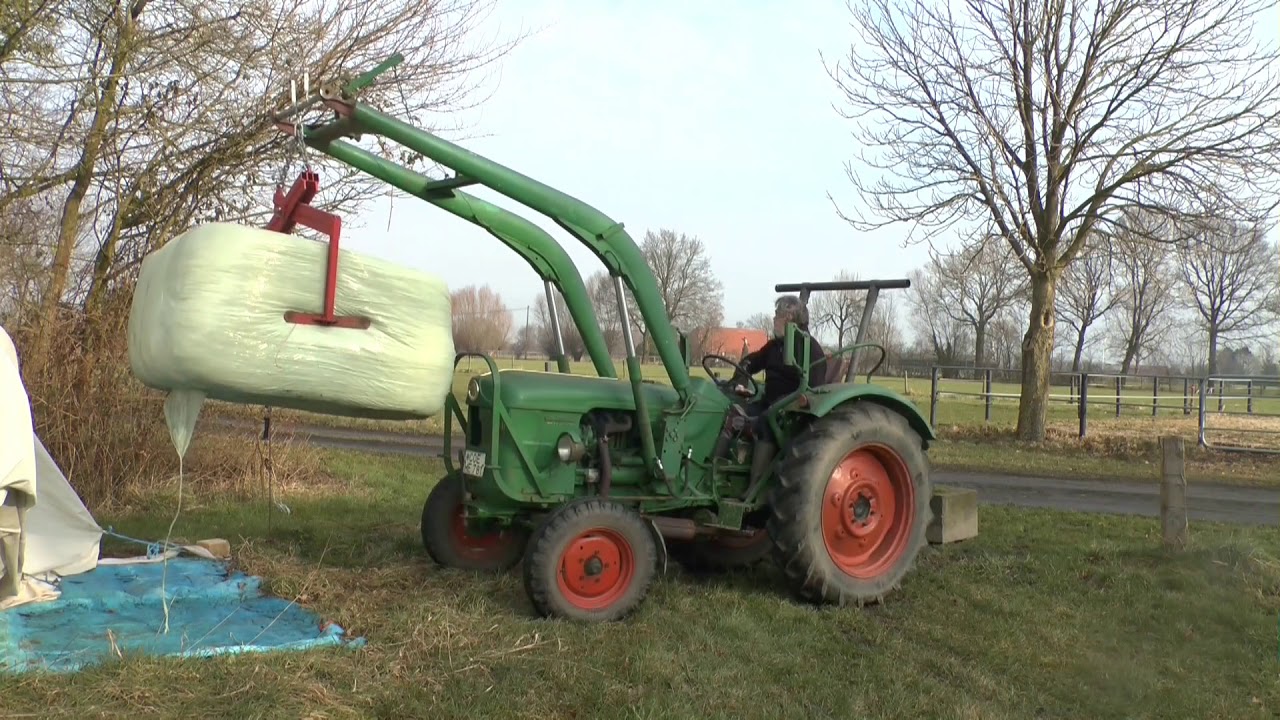 Ballenzange ohne Hydraulik im Einsatz mit DEUTZ 4005