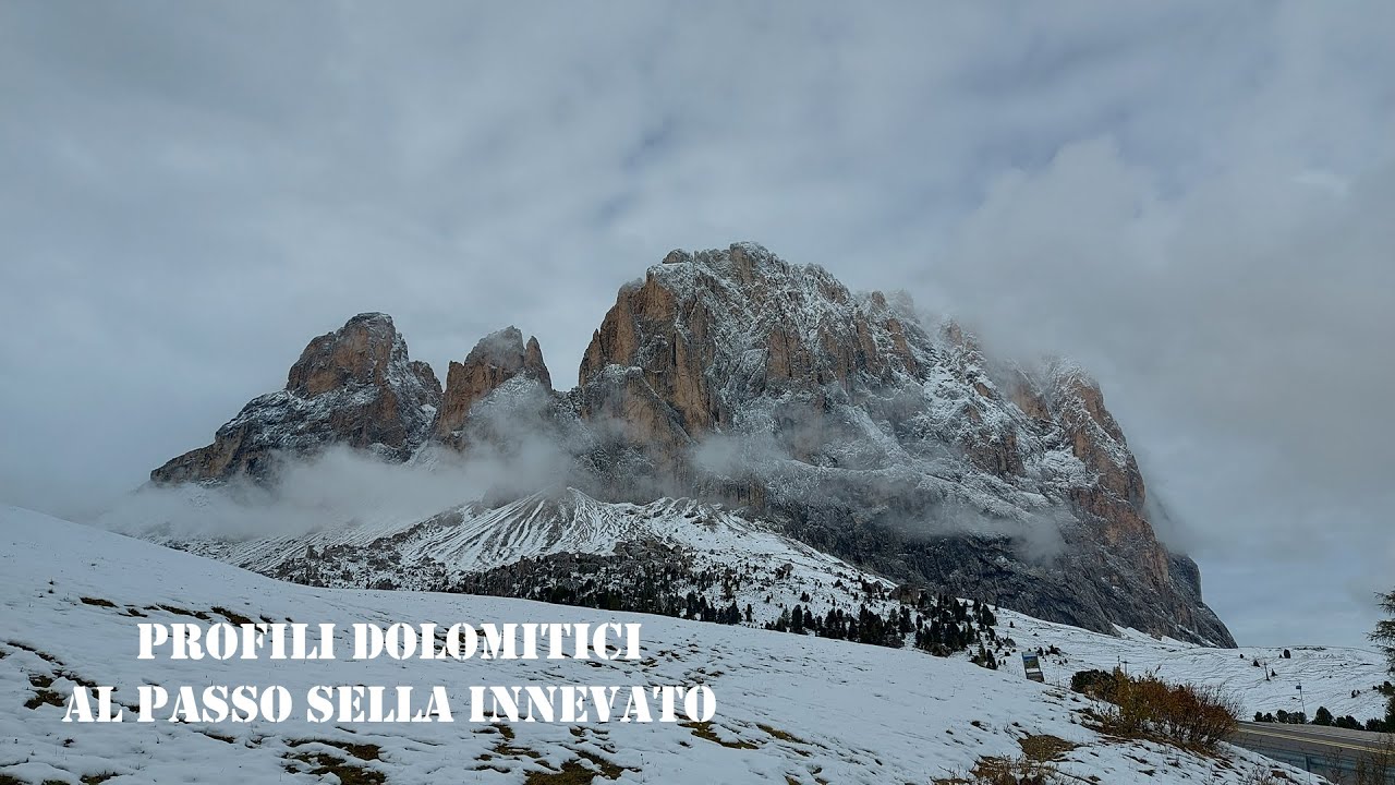 Profili dolomitici al passo Sella innevato (2240 m)