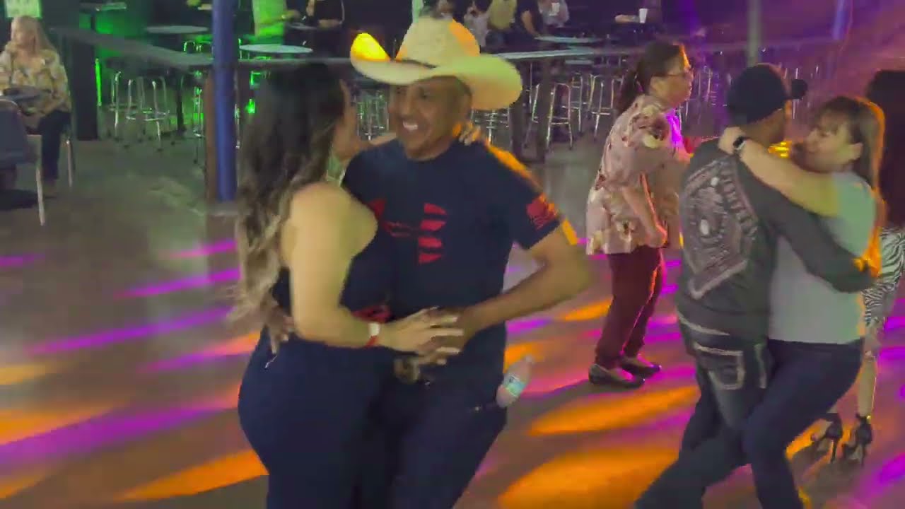 Pero que bonito es el baile! Asi son Los Domingos en el Noa Noa  Oklahoma!