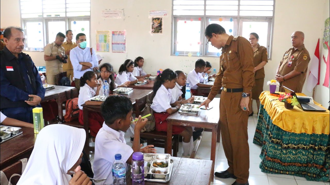 Pj. Gubernur NTT Tinjau Pelaksanaan Program Makan Bergizi Gratis di SD Inpres Osmok