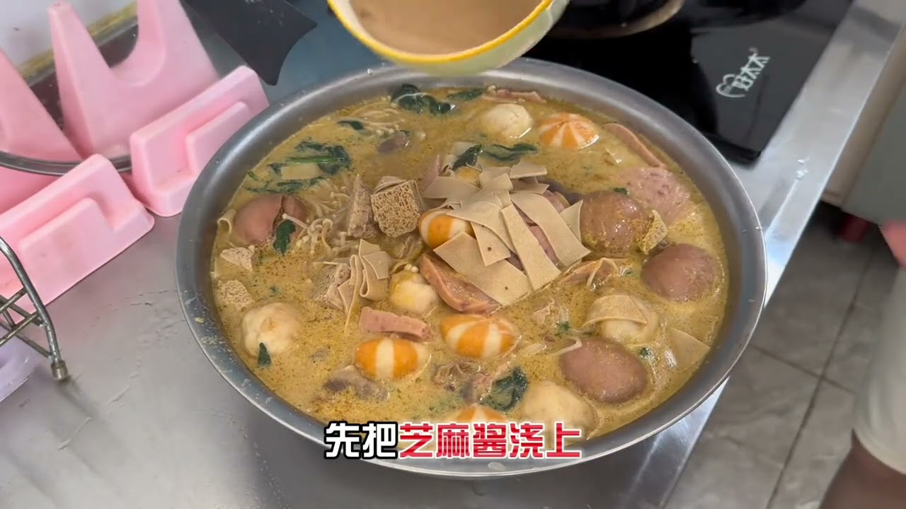 妈和我都想吃麻辣烫，但去市里又太远，我们选择自己在家做。这一盆麻辣烫内容丰富啥种类都有哈哈，不仅营养均衡，味道还不输外面的麻辣烫。下次要尝试一把麻辣香锅，想想都流口水#麻辣烫 #记录真实生活 #日常