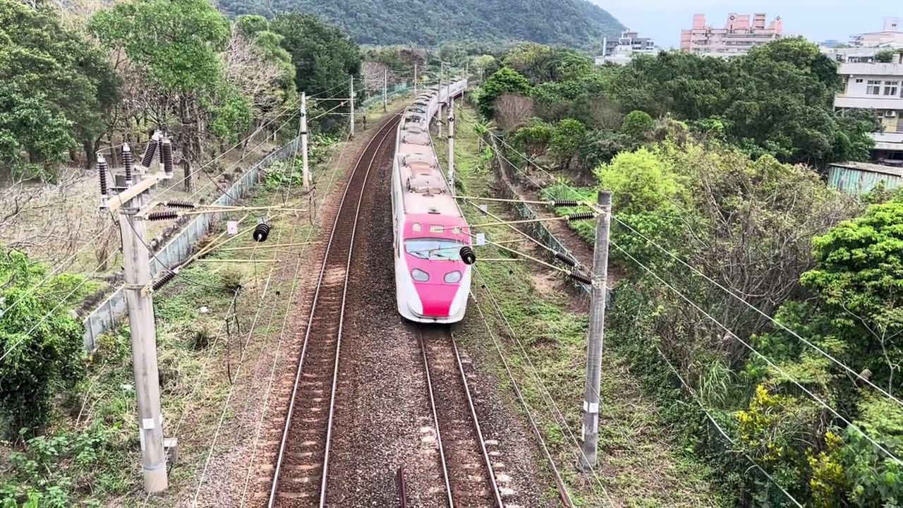 太幸運啦，路過還能拍到各種列車。#train #火車 #普悠瑪 #太魯閣號 #emu3000 #e500 #區間車