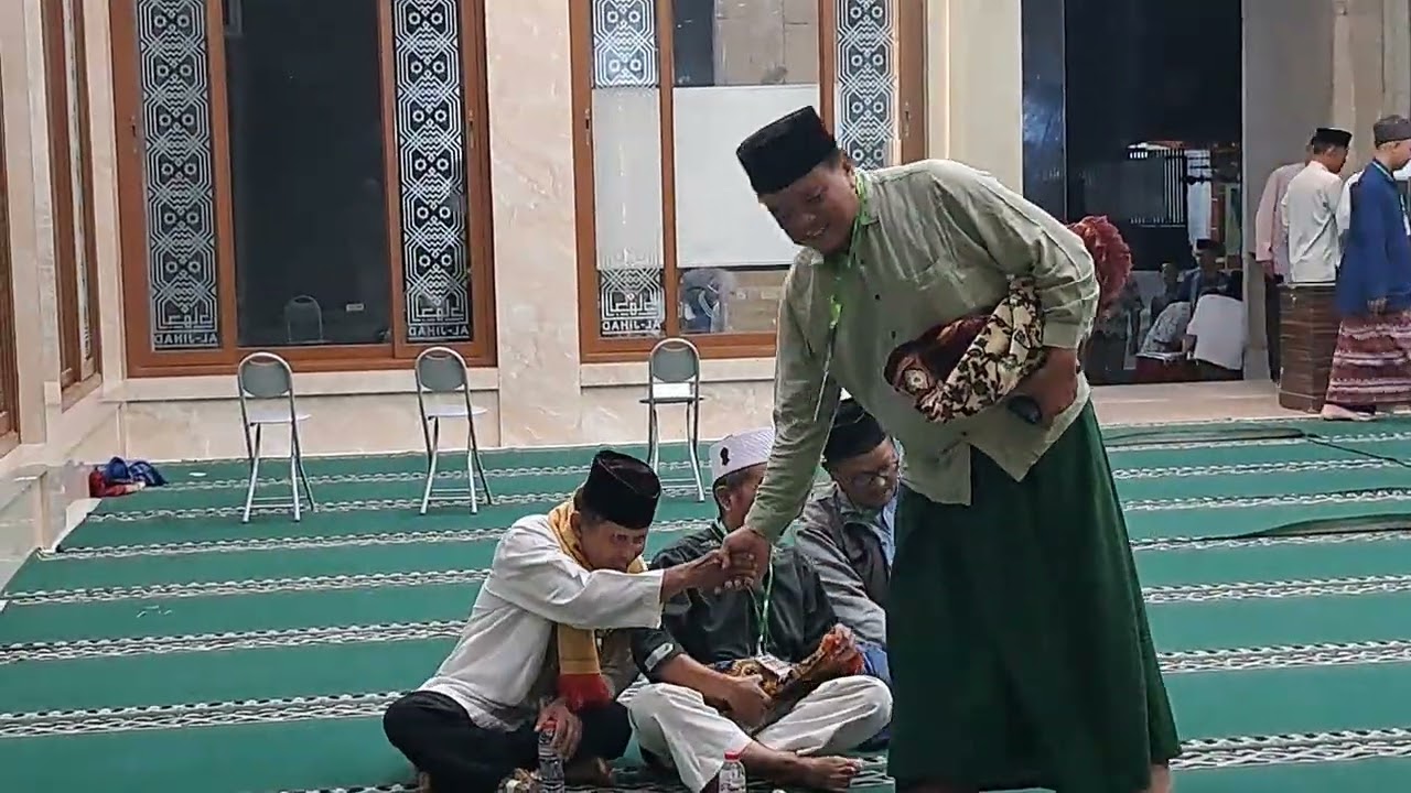 JAMAAH BERDATANGAN DALAM  ACARA MUBES DKM RW. 16  MASJID ALJIHAD