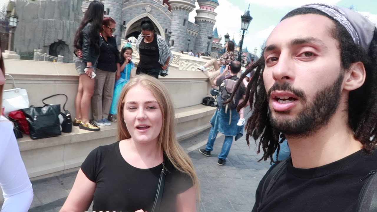 شاهد كيف التقيت اجمل فتاة في العالم كانت رفقة أمها و جدها لن تتوقع مادا حصل  ، Disneyland