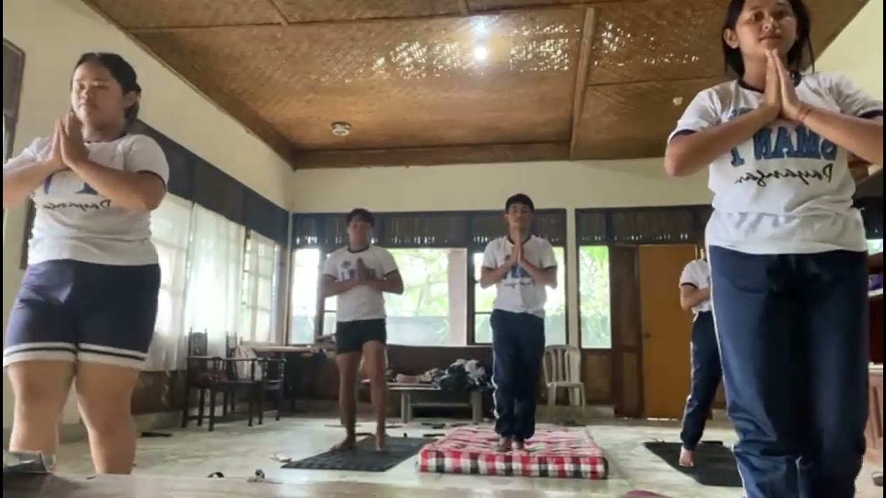 PRAKTEK AGAMA HINDU YOGA SURYA NAMASKARA