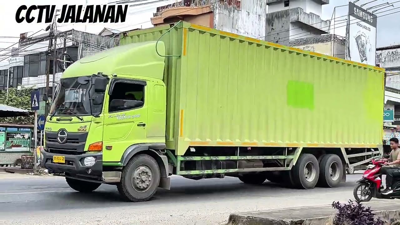 Kondisi terkini JALAN LINTAS TIMUR. ramai lancar Truk dan Fuso mendominasi