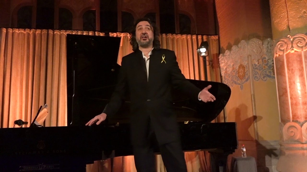 David Alegret sings 