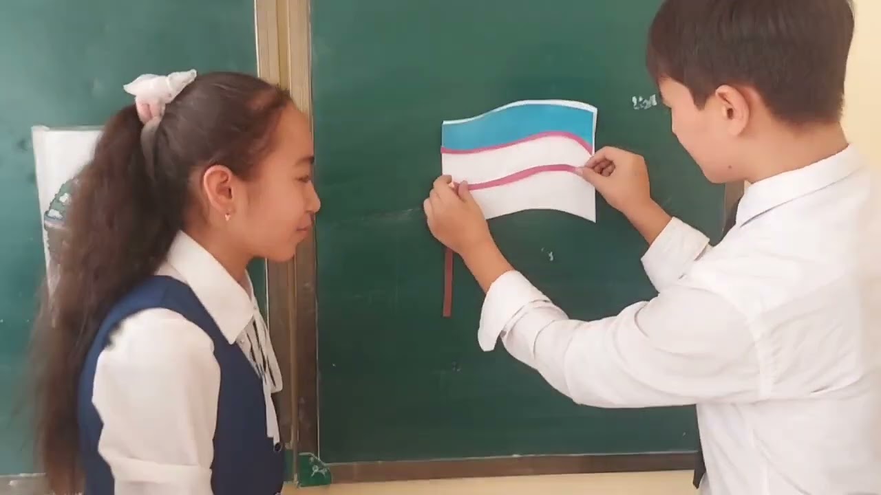 4 son maktabining 7 b sinfda Muqaddasdir vatan bayrog'i mavzusida o'tkazilgan sinf soatidan lavha