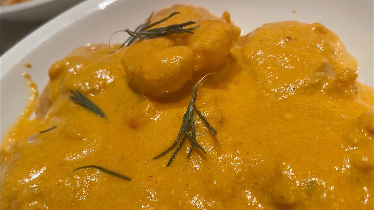 Sorrentinos ahumados  de salmón con crema de gambas