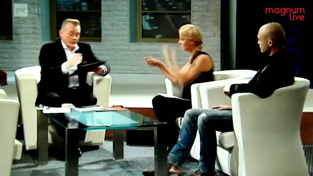 Mentalisti Noora Karma hurmaa ja h&auml;mment&auml;&auml;