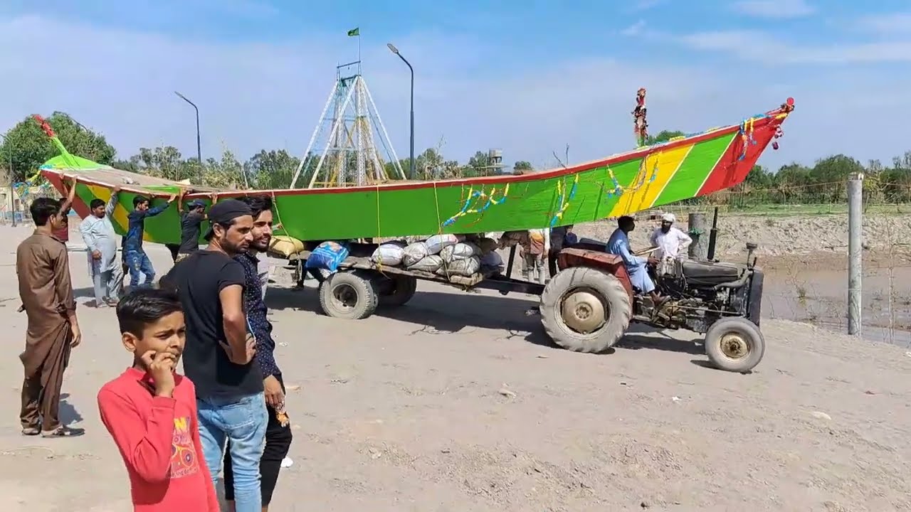 New boat ki launching// Darya e Chenab Main nae kashti kesy Utari jati daikhain
