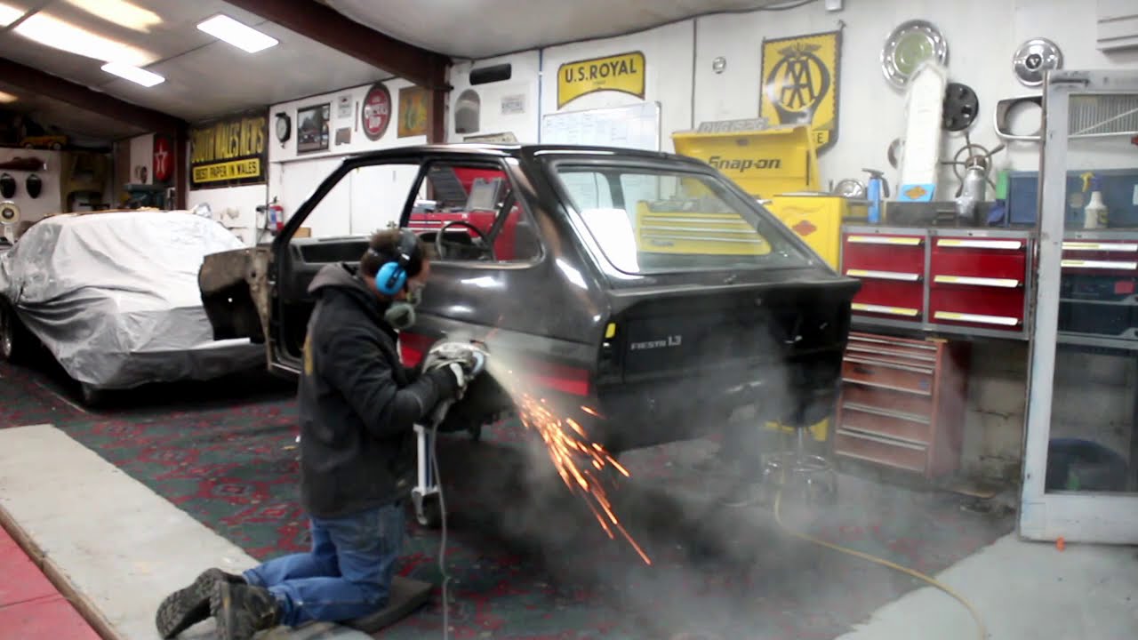 Cutting Out the Rot and Dodgy Repairs on the MK1 Ford Fiesta Supersport!