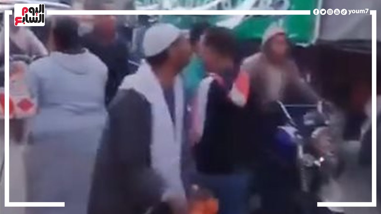 شهامة المصريين.. عم ربيع بطل فيديو إلقاء البرتقال على شاحنات غزة: كان نفسى ابعت لهم الفرشه كلها