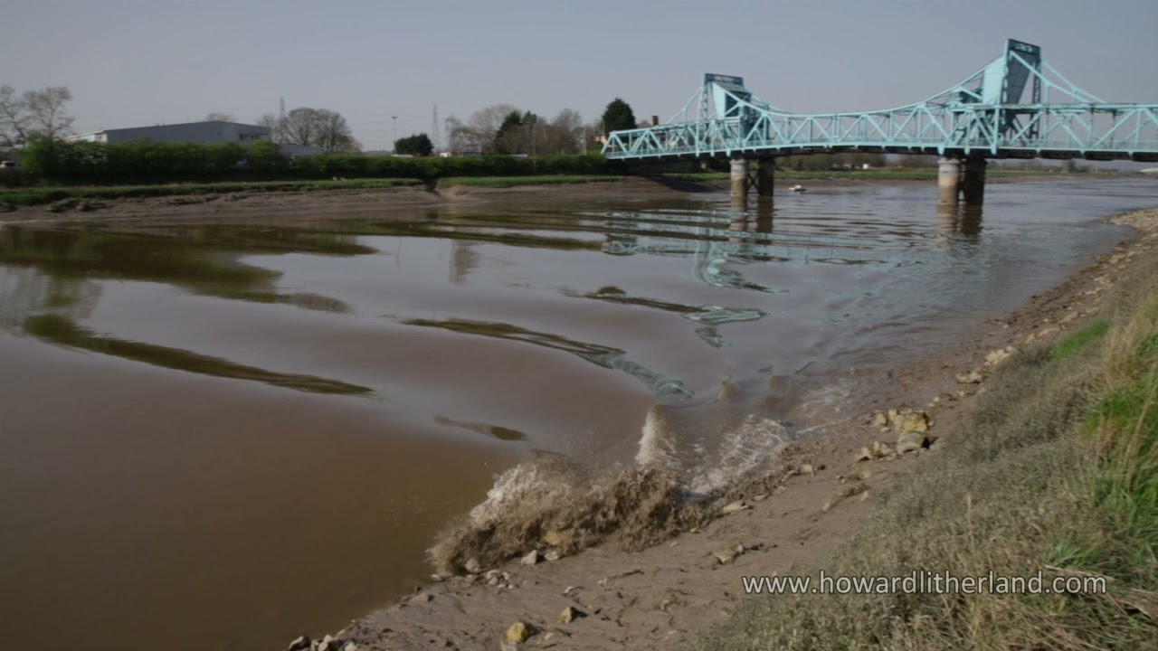 Video of the spring tidal bore on the river Dee estuary, North Wales