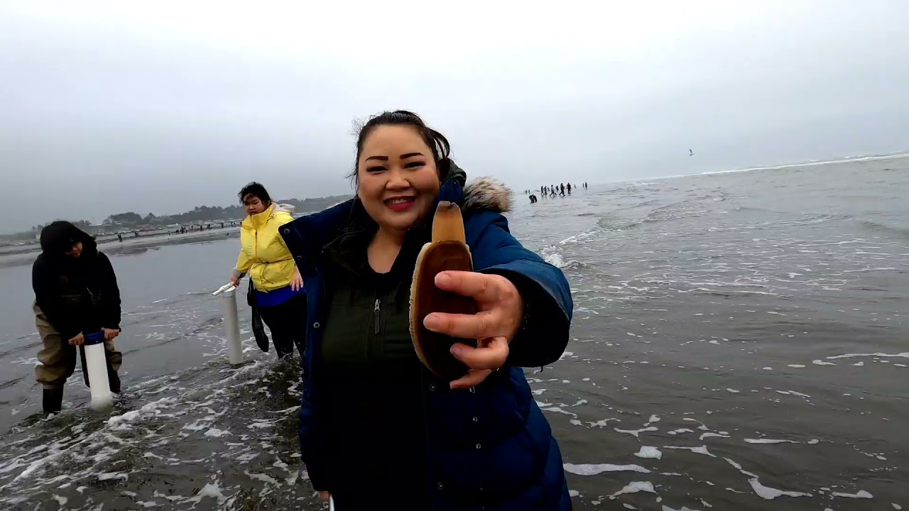 Pnw Razor clam dig & cooked larb