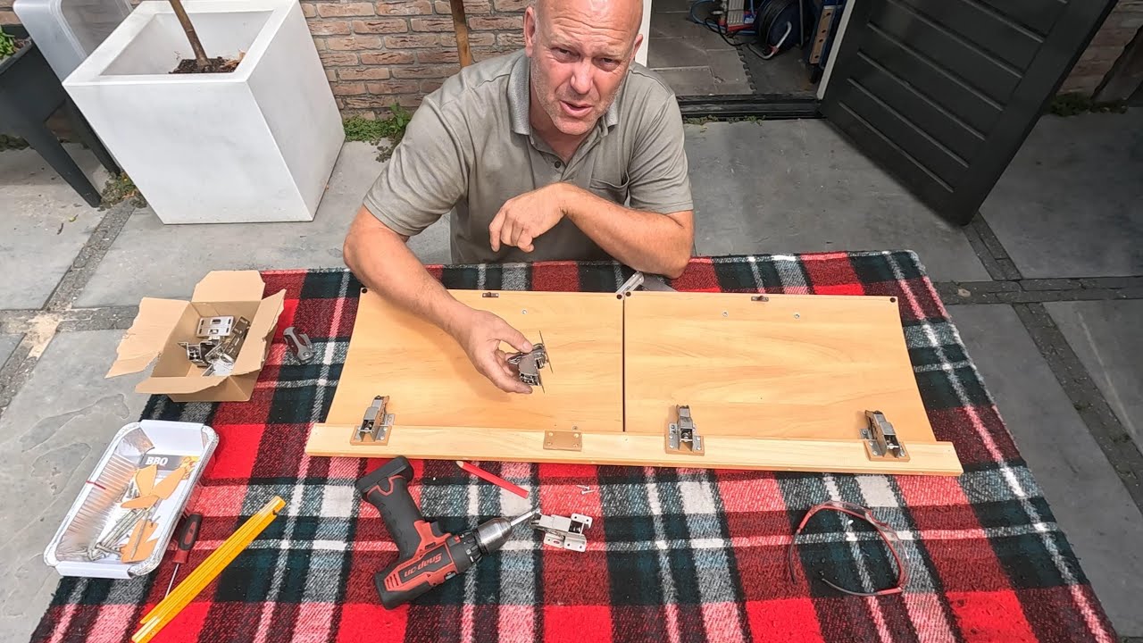 Caravankastjes scharnieren herstellen in de Fendt Saphir 470