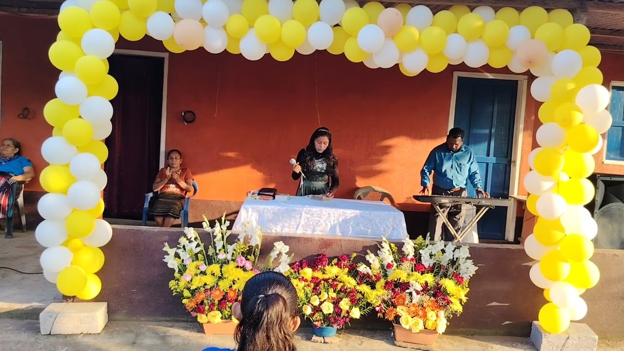 La que trabaja con los chapines cantando a Dios