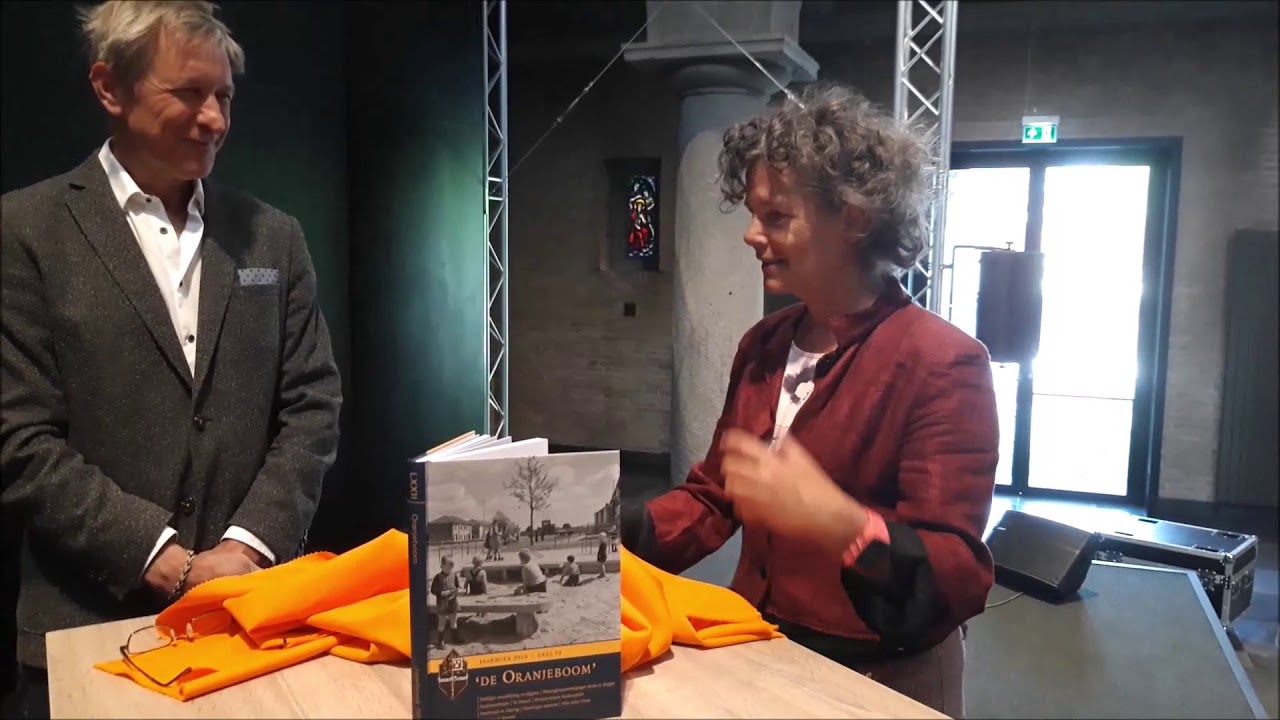 Aanbieding jaarboek Oranjeboom 72 in kapel BUAS