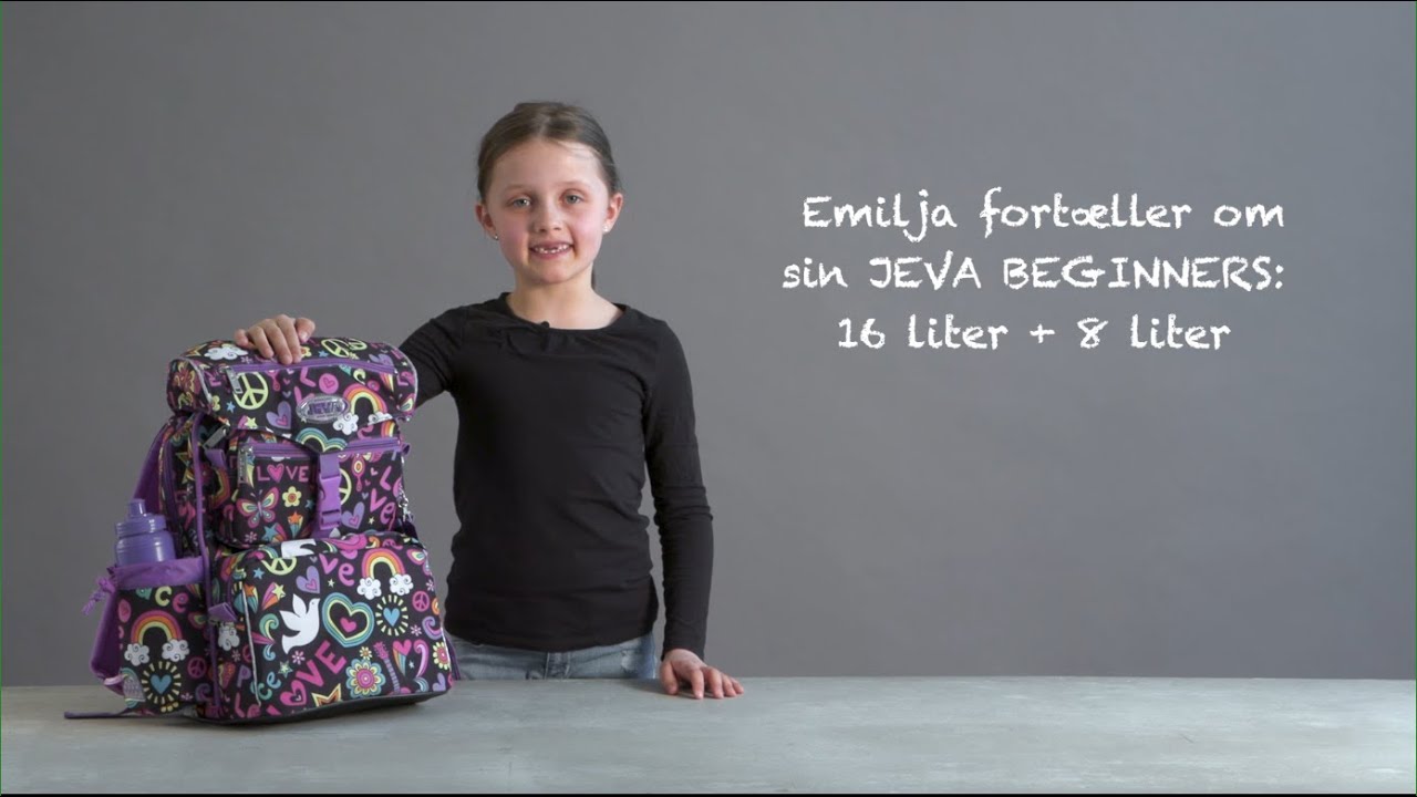 Emilja i studiet med sin nye BEGINNERS skoletaske