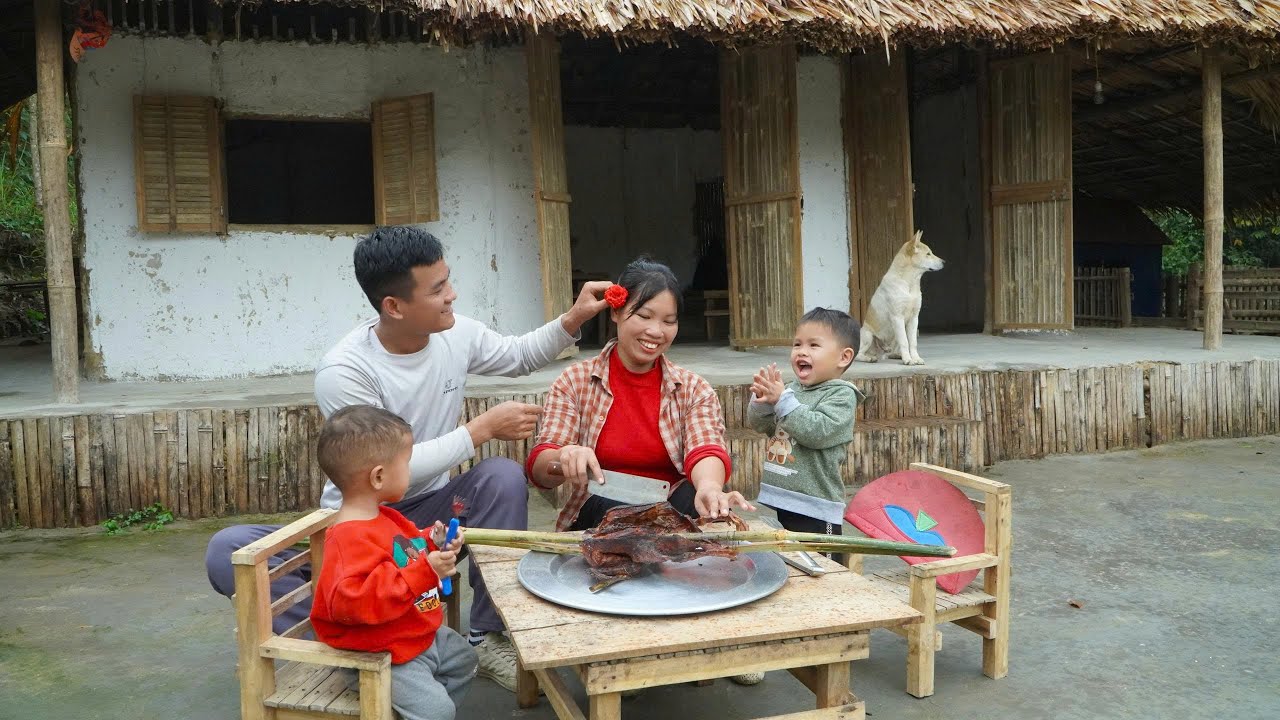 Нгоан и Ту вместе поужинали всей семьей, и в меню были жареная утка и клейкий рис.