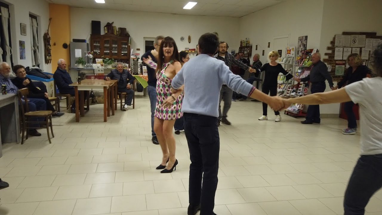 Menconico alla Tana del Lupo si balla con il piffero di Fabrizio e la fisarmonica e musa di Andrea