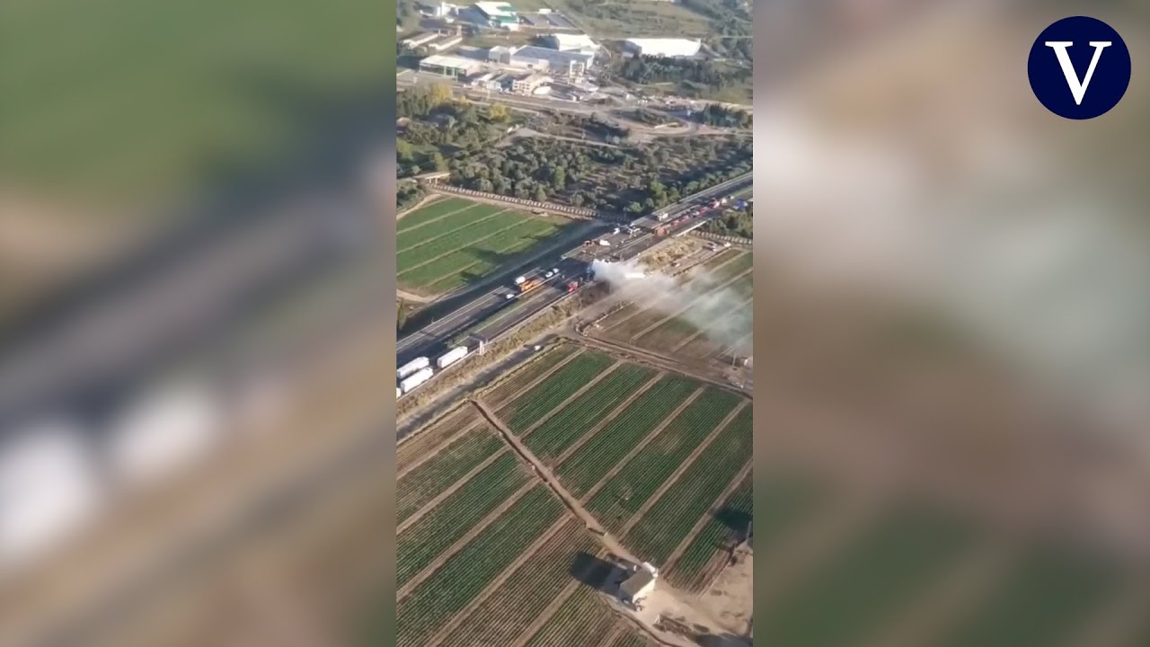 Cortada la AP-7 en l'Aldea por un accidente con tres camiones implicados e incendiados