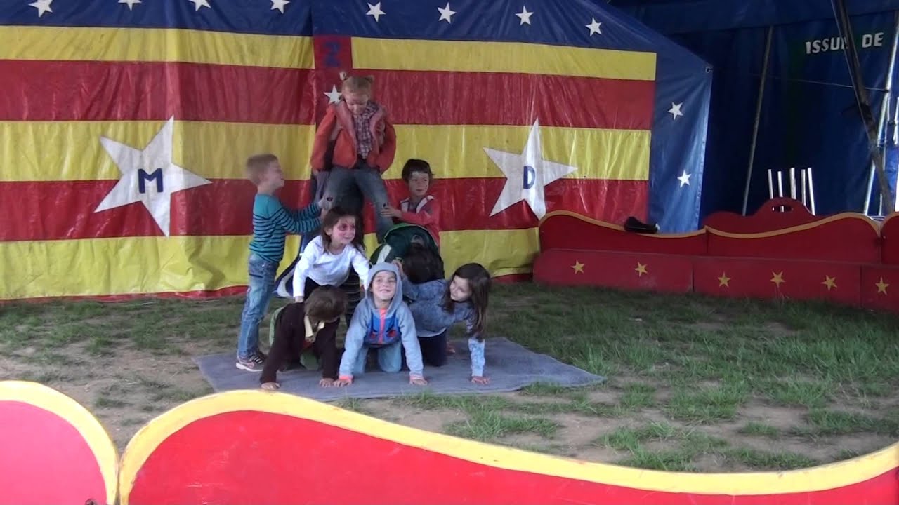 Les enfants de l'école acteurs dans un cirque après  quelques jours de 