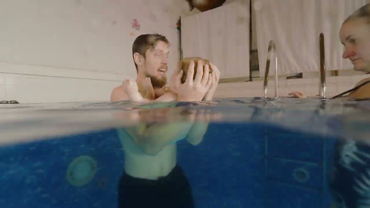 Plaváček Vojtěch s rodiči na kurzu dětského plavání