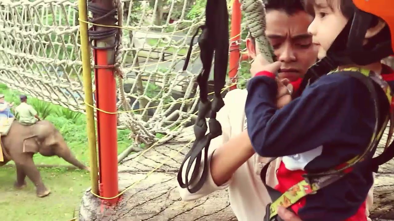EL nyobain flying fox??? Berani ga yaaaahh...