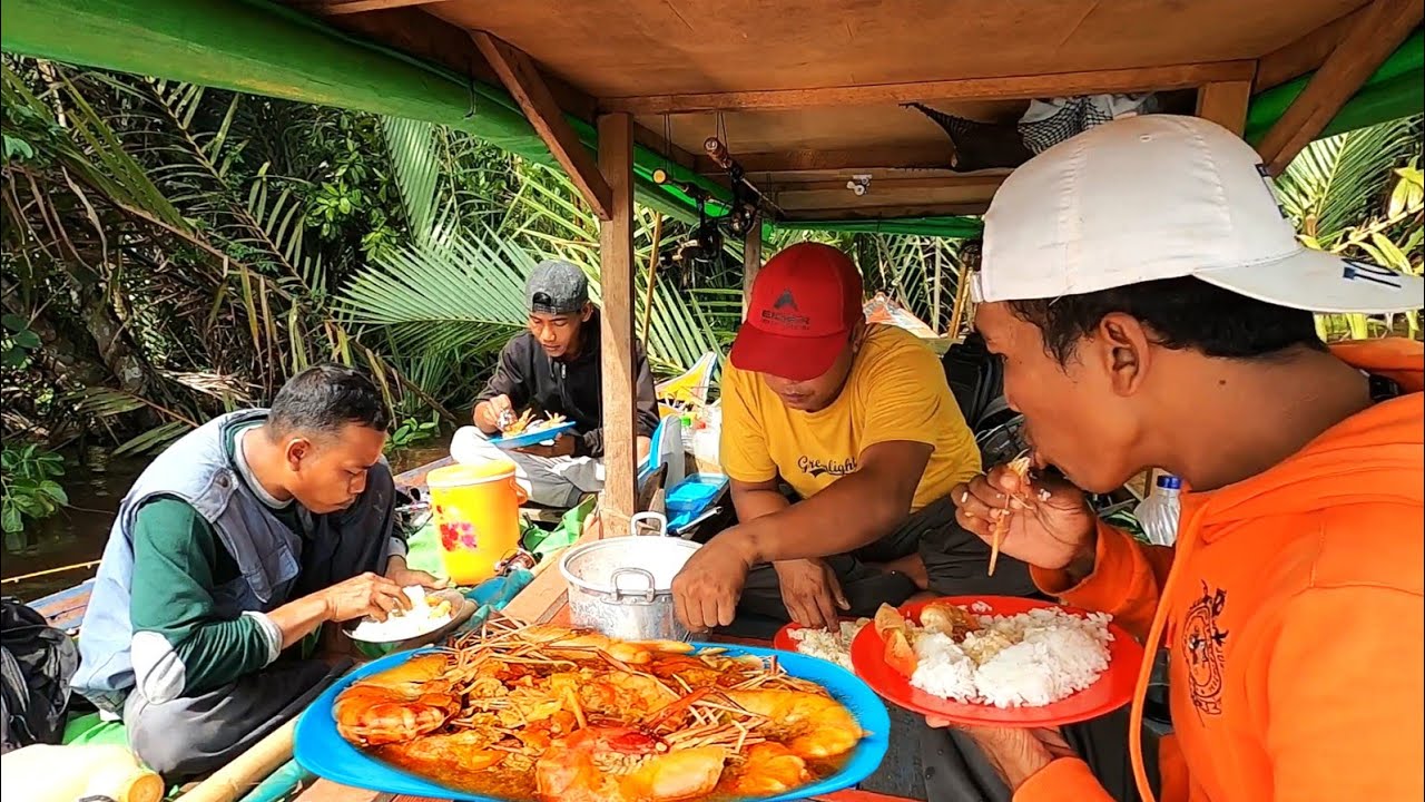 SEAFOOD TERAPUNG. Betapa lahapnya mereka makan dari hasil pancingan saya, berasa makan mewah katanya