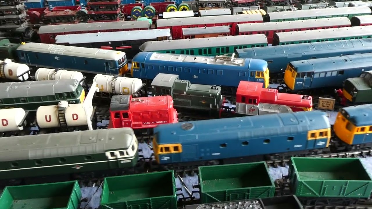 TRIANG OR LIMA OR AIRFIX OR BACHMANN OR MAINLINE MODEL RAILWAY ROLLING STOCK RUN ONE 080326