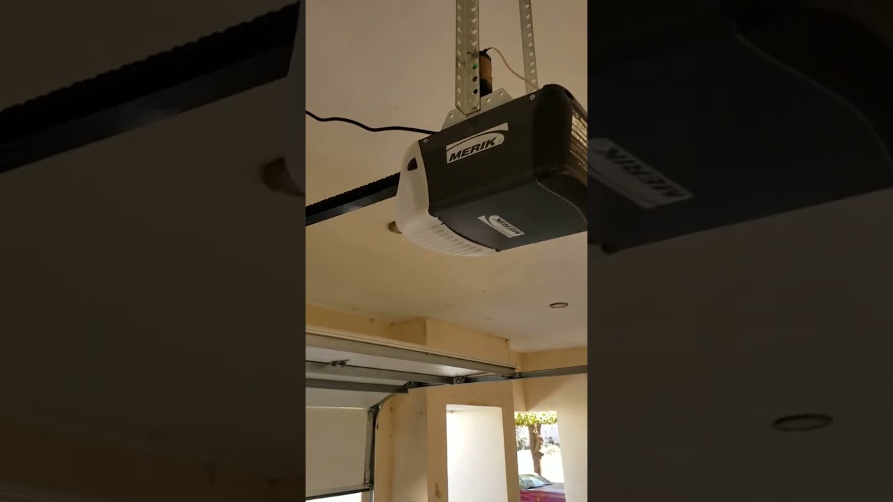 Portón insulado con motor Merik 411 W