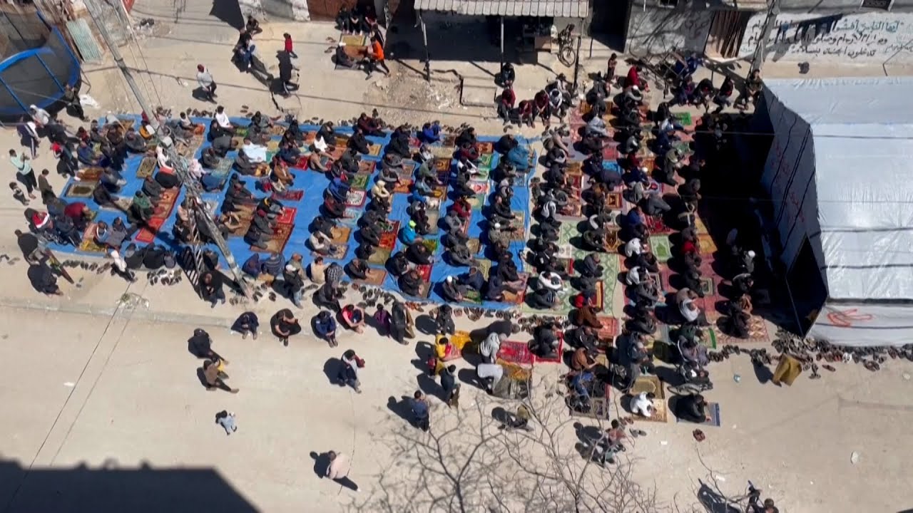 مواطنون يؤدون صلاة الجمعة الأولى من رمضان وسط الأنقاض في رفح جنوب قطاع غزة