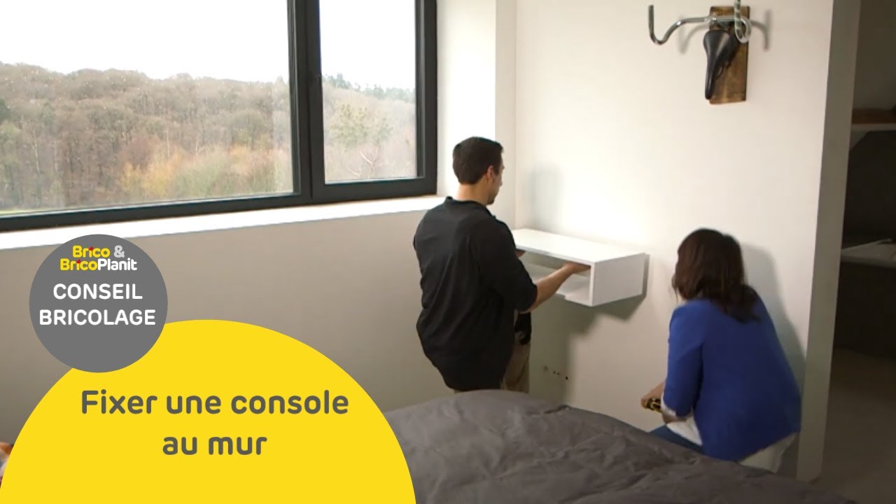 Fixer une console au mur