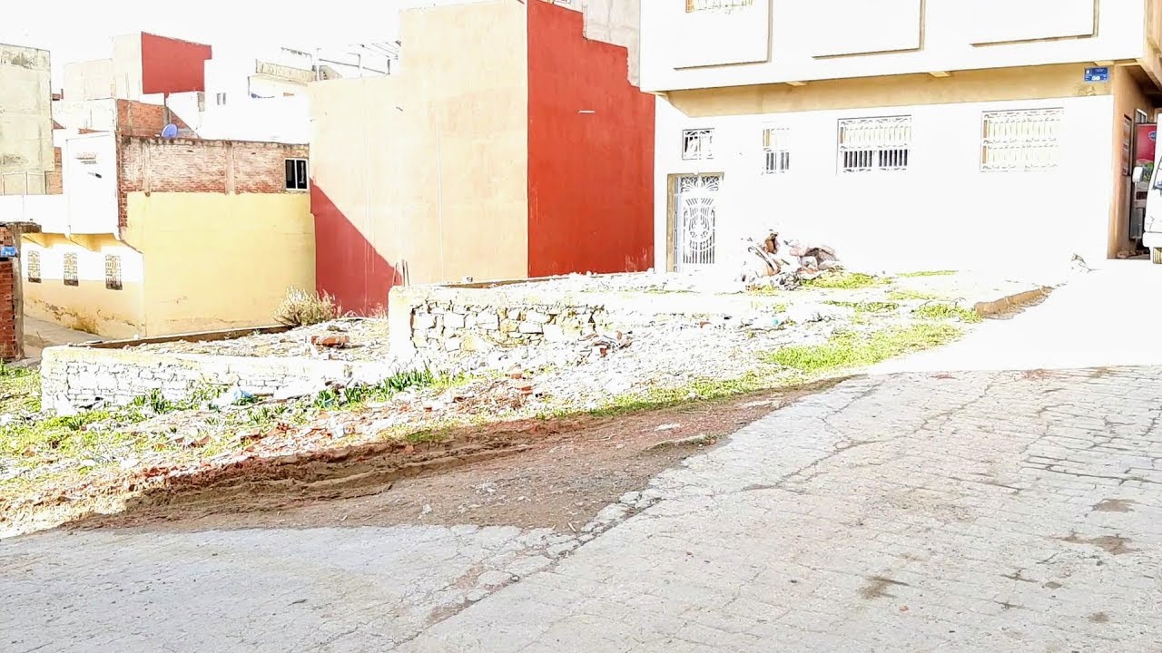 أرض للبيع بطنجة العوامة المساحة 77 متر لها وجهتان موقع جيد