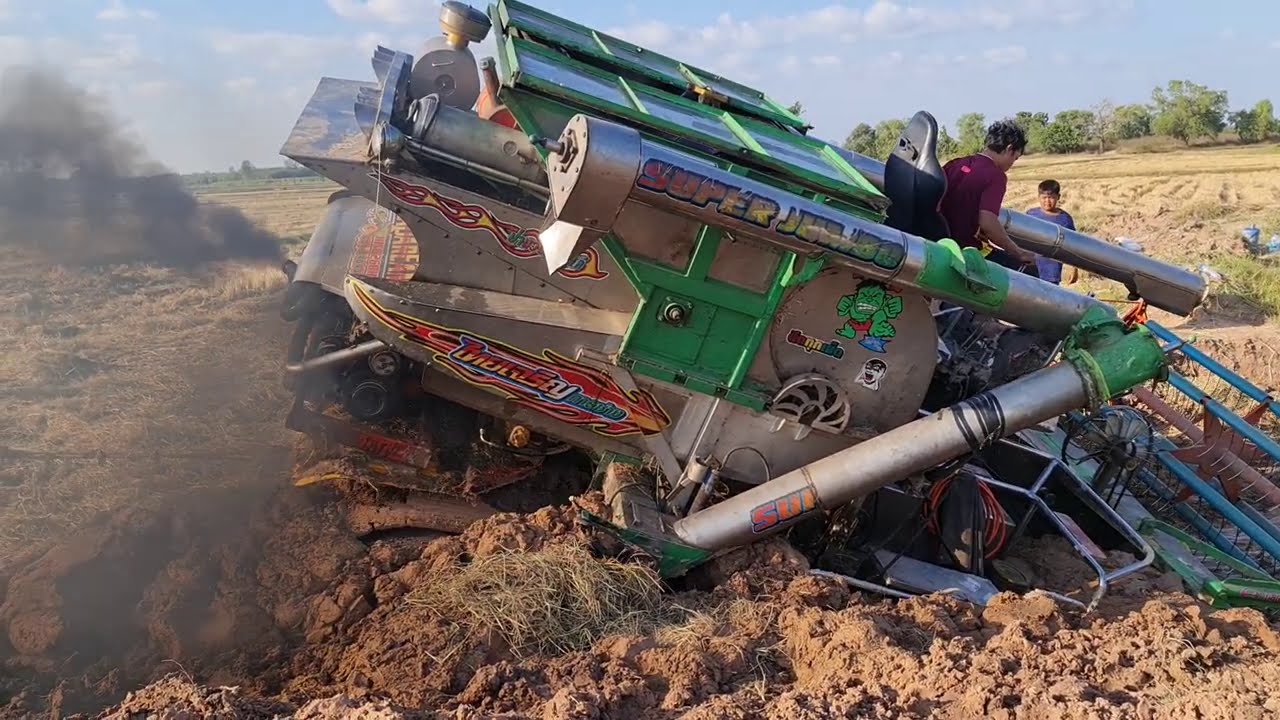 ลากโหดๆมันๆ ปฏิบัติการกู้รถเกี่ยวข้าวติดหล่ม Combine Harvester