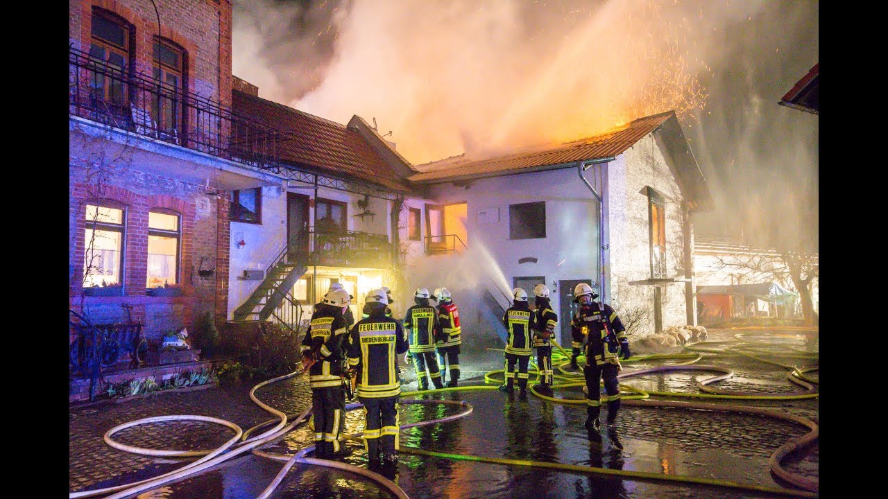 Großbrand einer Schreinerei in Wallau – 10 Bewohner in Sicherheit gebracht