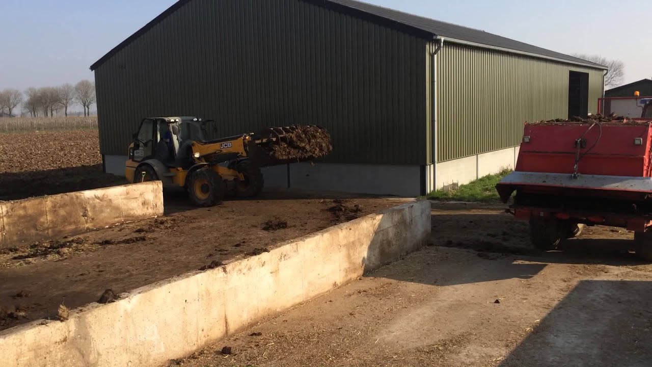 Muck spreading| Streuer| stalmest strooien met Strautmann JCB TM310 2014
